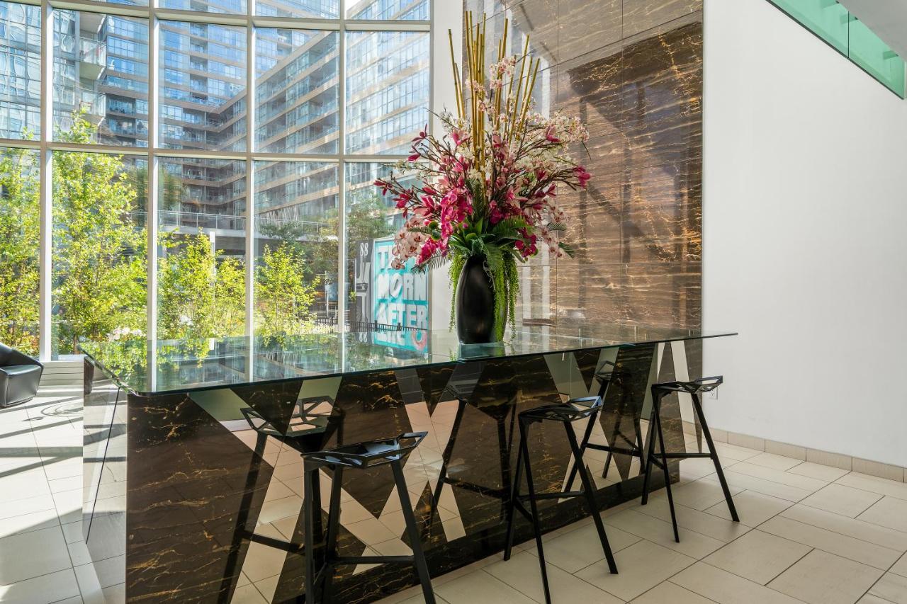 Family Oriented Downtown Toronto 2Bdrm Condo With Parking & Office Space Bagian luar foto