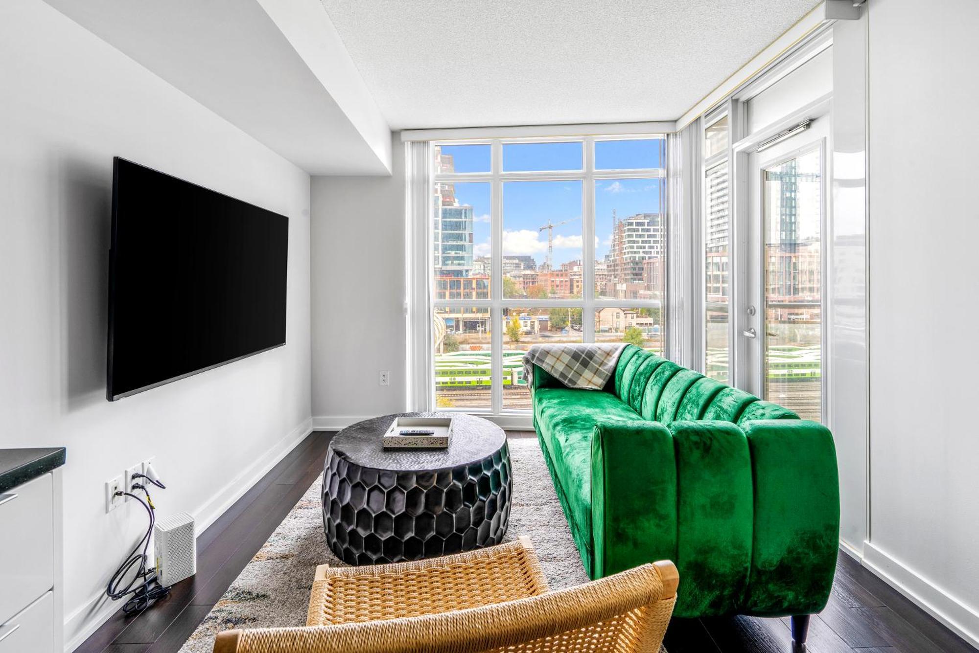 Family Oriented Downtown Toronto 2Bdrm Condo With Parking & Office Space Bagian luar foto