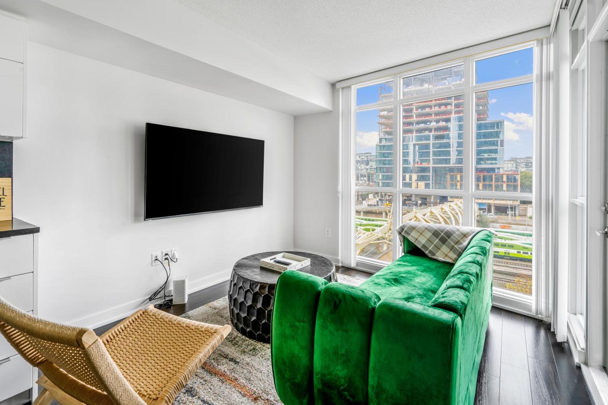 Family Oriented Downtown Toronto 2Bdrm Condo With Parking & Office Space Bagian luar foto